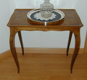 完整的胡桃木桌子